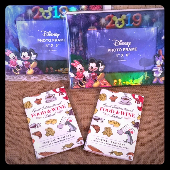 π° BNWT 2019 Disney Vacation Frame with Characters
